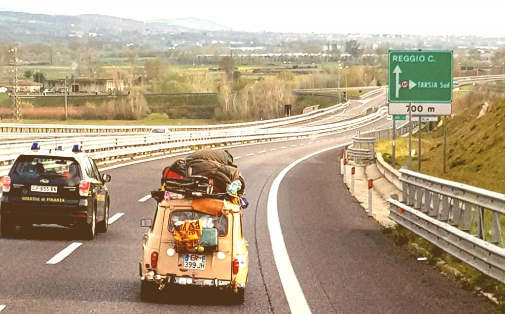 El Renault4 viajando para Sicilia