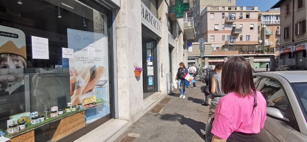 La cola en la farmacia y el cartel que dice "no hay barbijos"