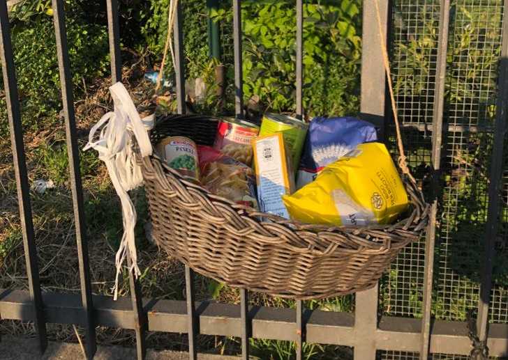 Milán: Aparecen “cestas suspendidas” con comida