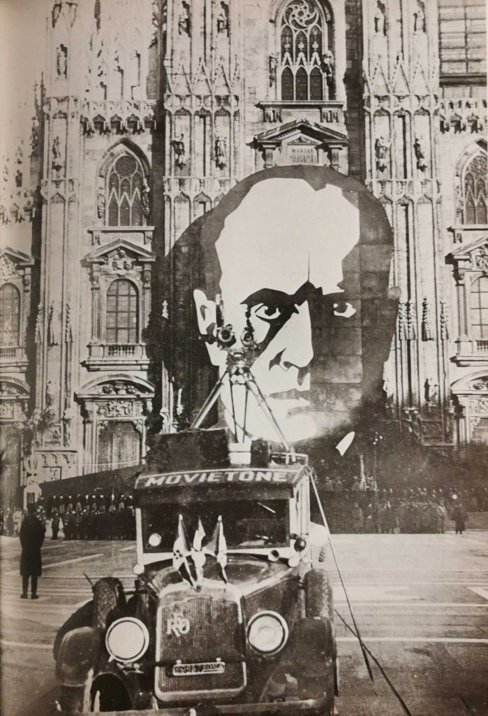 Propaganda fascista en el Duomo de Milán, durante la dictadura de Benito Mussolini.