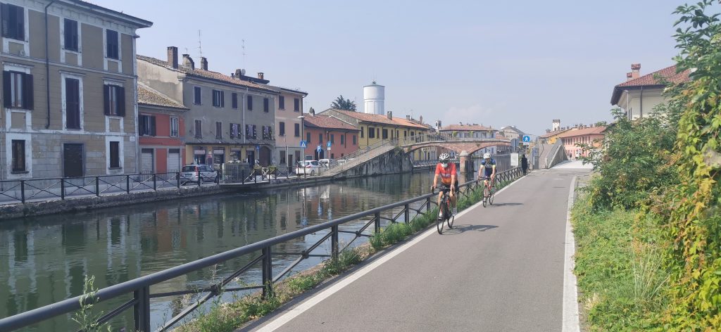 La ciclovía del Naviglio Grande a la altura de Corsico.