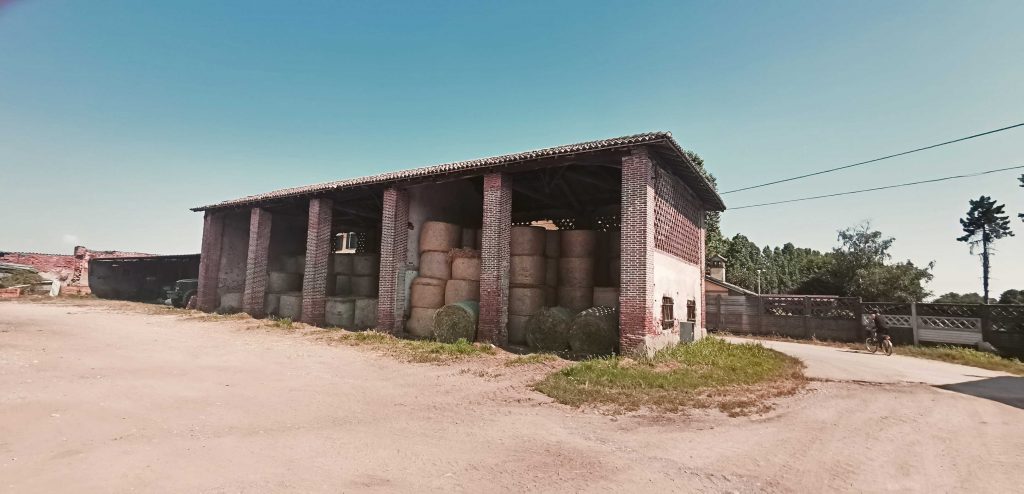 Una cascina lombarda entre los caminos rurales paralelos al Naviglio Bereguardo