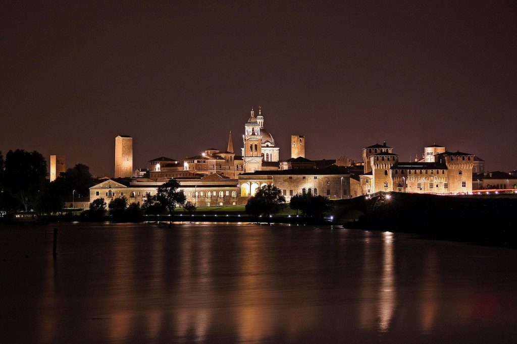 Skyline de la ciudad de Mantova desde el lago