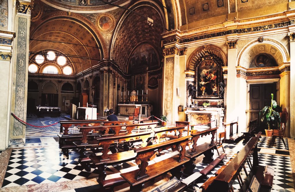 A lo lejos se ve el falso coro de la iglesia San Sátiro